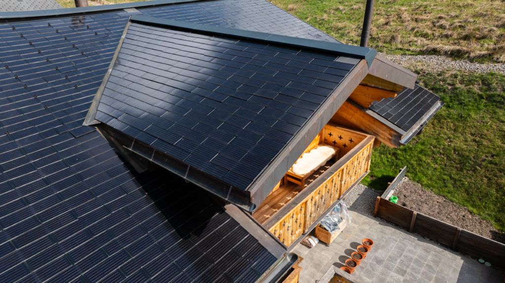 Toiture en tuiles solaires installée par AZ Projet, vue aérienne par drone