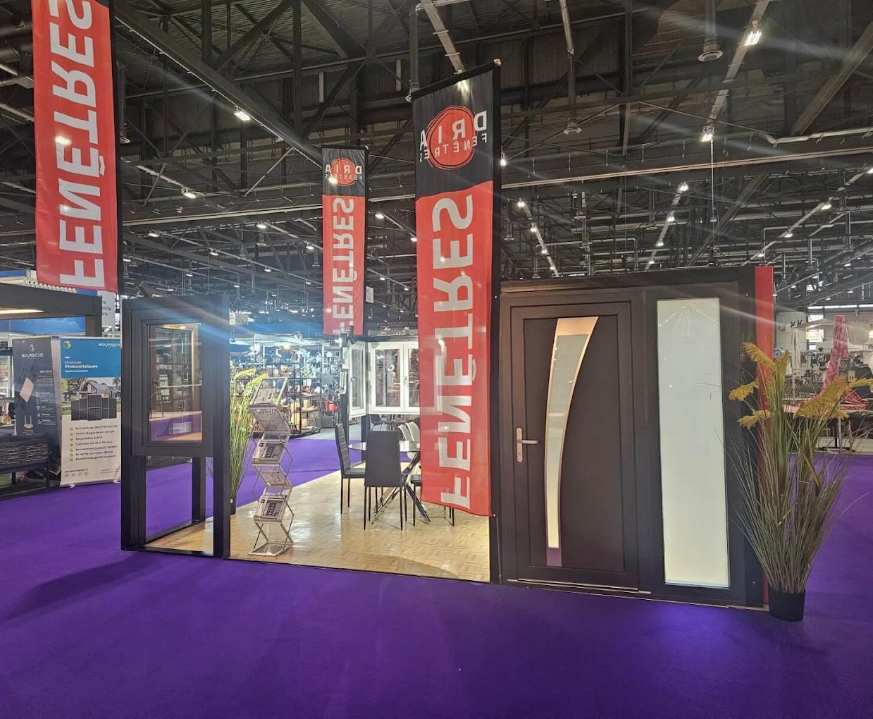 Stand Dria Fenêtres en salon, avec les bannières de la marque